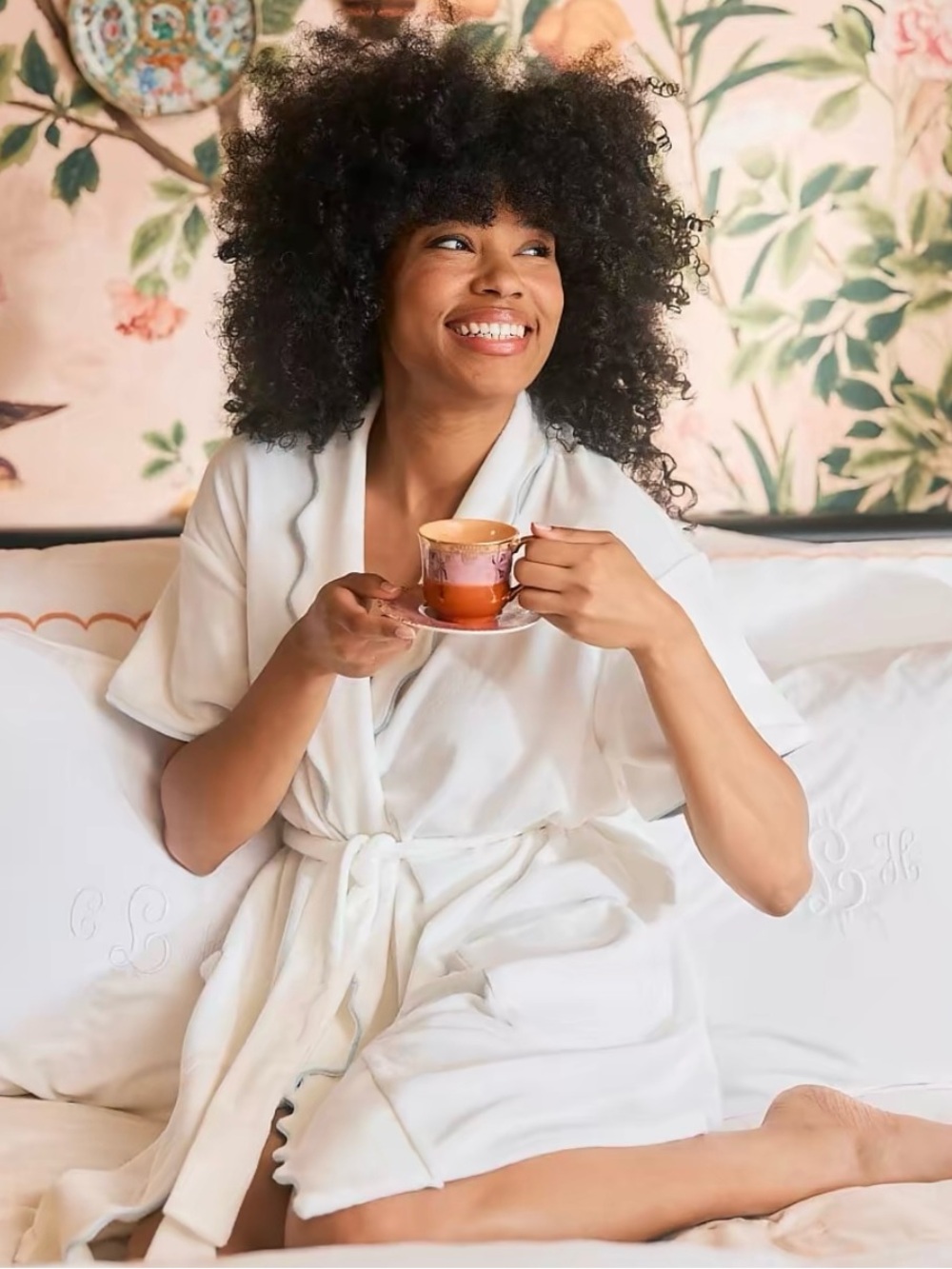 WEEZIE TOWELS SHORT SCALLOPED LIGHTWEIGHT ROBE IN WHITE
